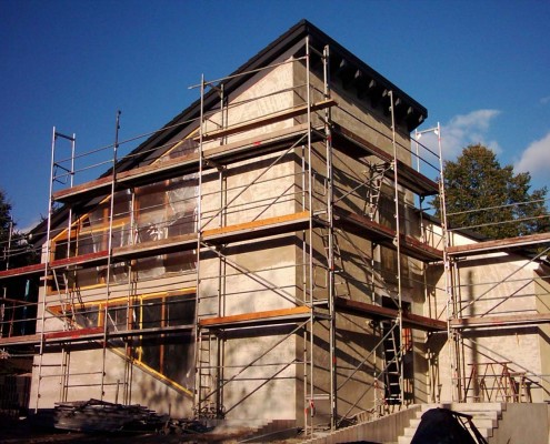 Landesk. Gemeinschaft Hohenstein-Ernstthal 2003 - Umbau und Neubau: Der Außenputz am neuen und alten Gebäude wird angebracht